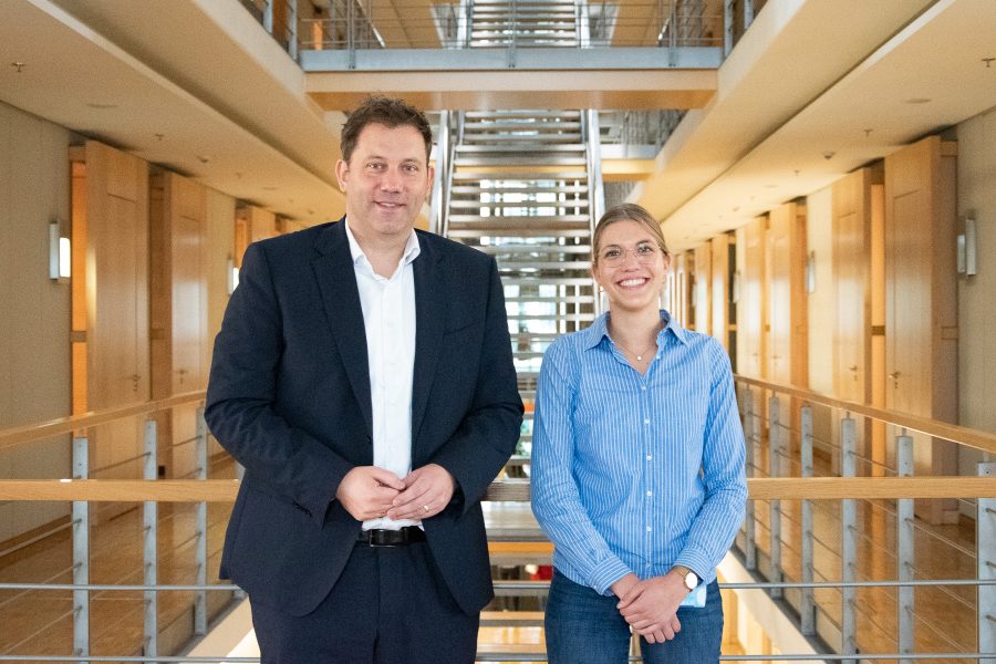 Foto Lars Klingbeil mit Praktikantin Paula Holste
