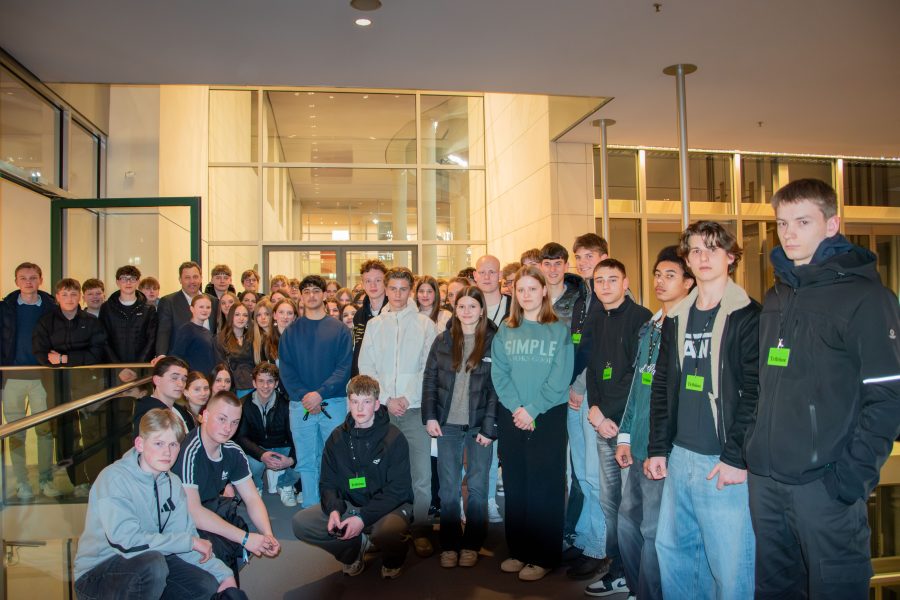 KGS Schwarmstedt zu Besuch bei Lars Klingbeil im Bundestag: „Interesse an Politik ist ein starkes Signal“