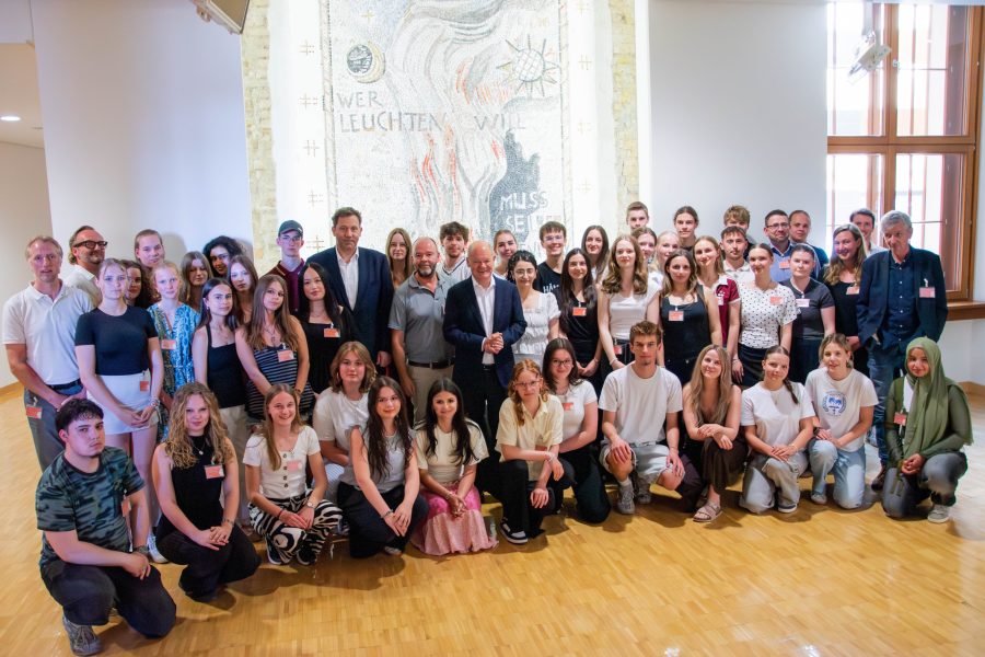 Schülerinnen und Schüler aus Walsrode diskutieren mit Olaf Scholz und Lars Klingbeil im Bundestag