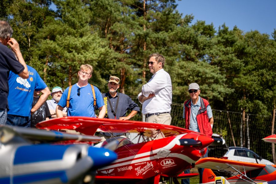 Soltau: Lars Klingbeil besucht Modellfliegerverein Cumulus